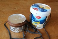 trommels van bakje satésaus en emmertje yoghurt  / Bron: ottergraafjes