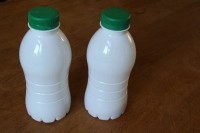 schudbeker van yoghurtdrinkflesjes / Bron: ottergraafjes