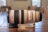 Grote EF-lenzen hebben een beugel waarmee de lens op een statief kan worden geplaatst, de rode ronde stip op de lens is zichtbaar / Bron: Squirrel photos, Pixabay
