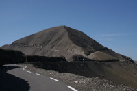 Door de grote scherptediepte is de weg op de voorgrond even scherp als de berg op de achtergrond / Bron: Marie-France Trachsel, Wikimedia Commons (CC BY-SA-3.0)