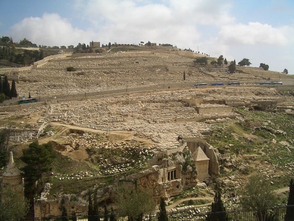 South side of the Mount of Olives with the extensive Jewish cemetery / Source: Matthias Kopp, Wikimedia Commons (Public domain)
